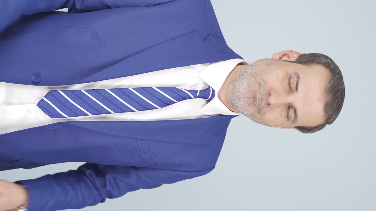 vídeo vertical de un hombre de negocios reflexivo y calculador.