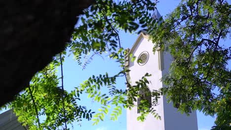 Una-Iglesia-En-Un-Pueblo-Pequeño