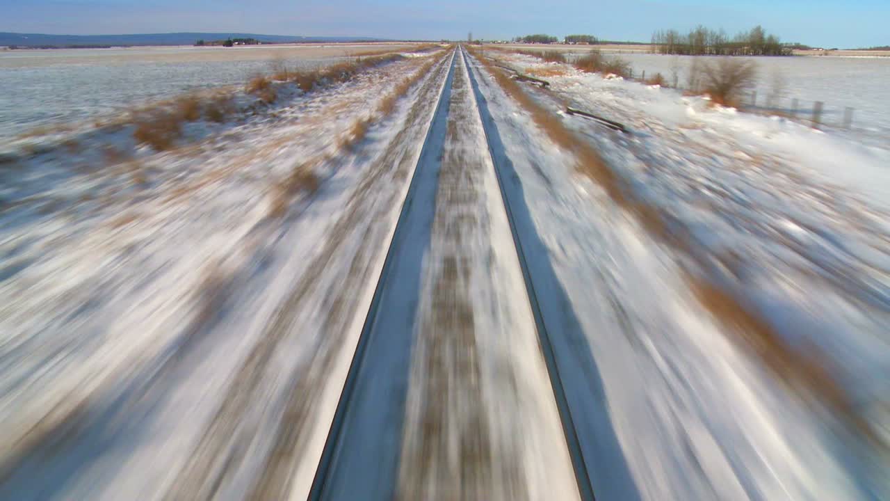 눈 덮인 풍경 2를 통과하는 기차 앞에서의 pov