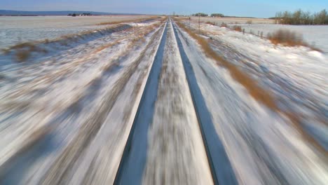 Pov-Von-Der-Vorderseite-Eines-Zuges,-Der-Durch-Eine-Verschneite-Landschaft-Fährt-2