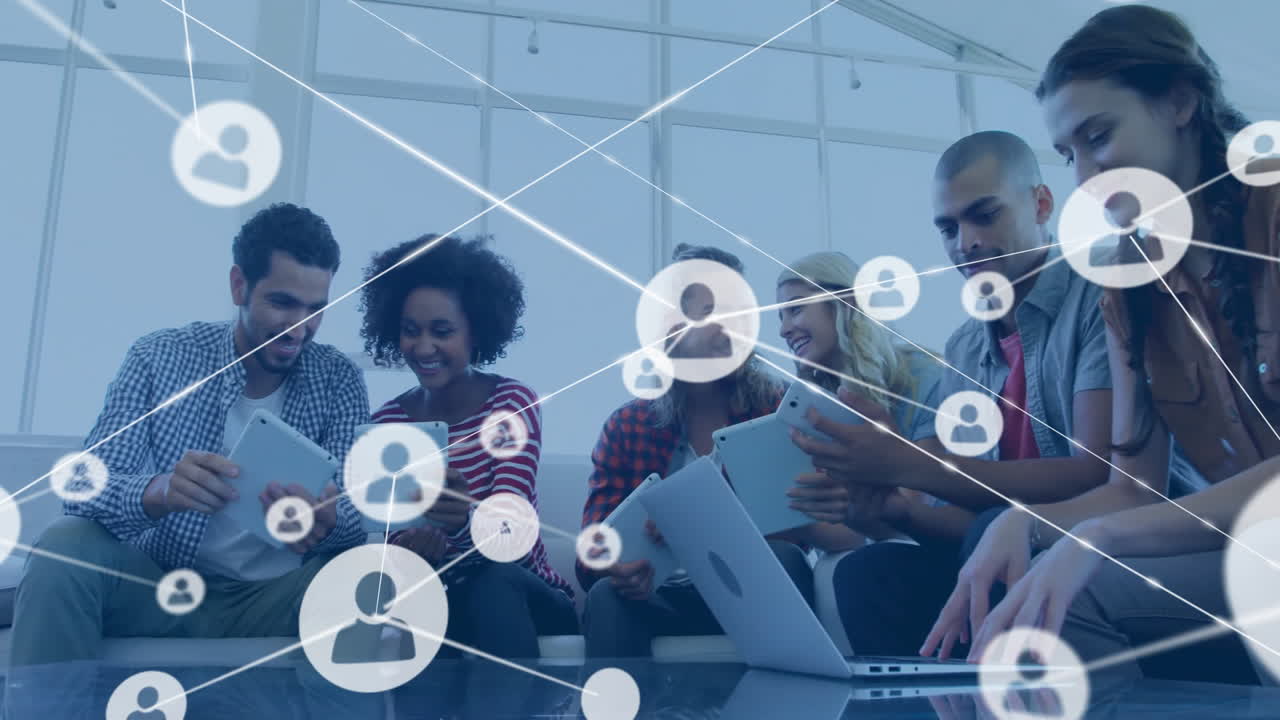 animación de la red de conexiones con personas iconos sobre diversas personas de negocios con tabletas