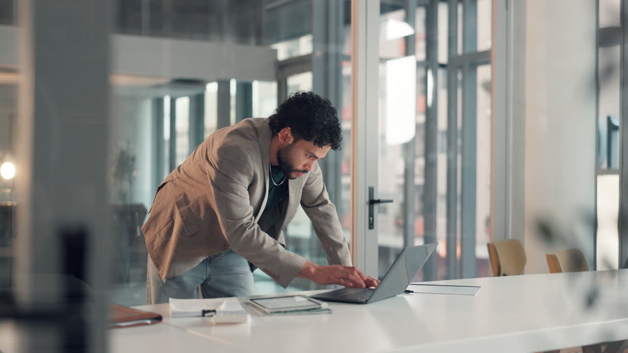 Uomo che lavora al laptop in ufficio