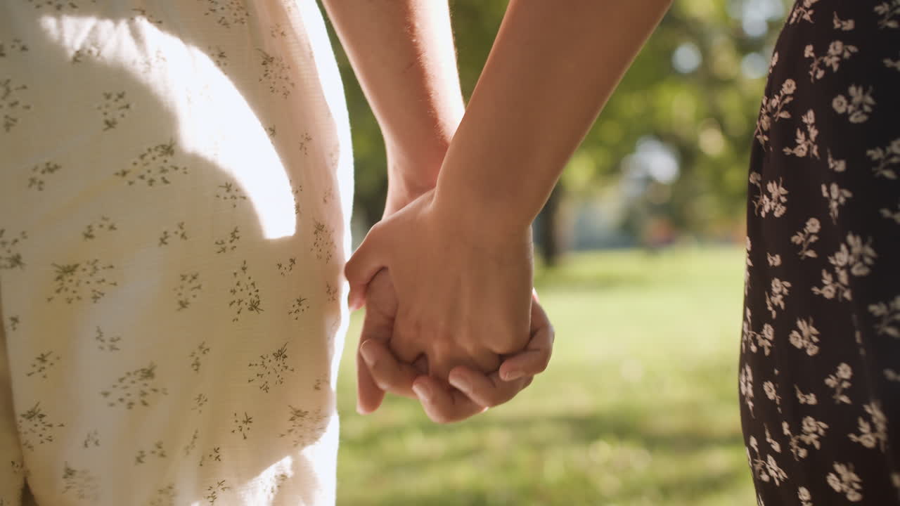 공원에서 손을 잡고 있는 부부