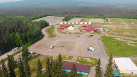 4K-Drohnenvideo-Von-Tanana-Valley-State-Fairgrounds-In-Fairbanks,-Alaska,-An-Sonnigen-Sommertagen