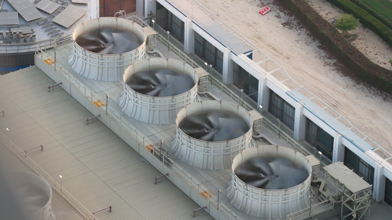 Ventole di raffreddamento industriali che ruotano sul tetto di un edificio