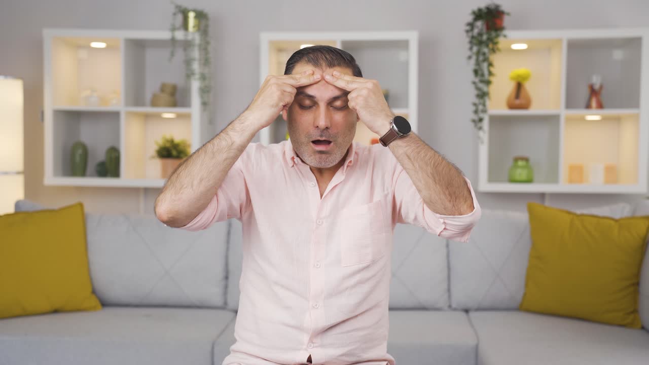 편두통을  ⁇ 고 있는 남자는 통증을 경험하고 있습니다.