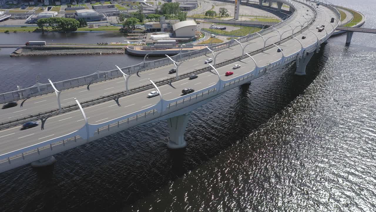 러시아 상트페테르부르크에 있는 핀란드 만 서부 고속 직경 교량의 공중 드론 느린 추적 샷