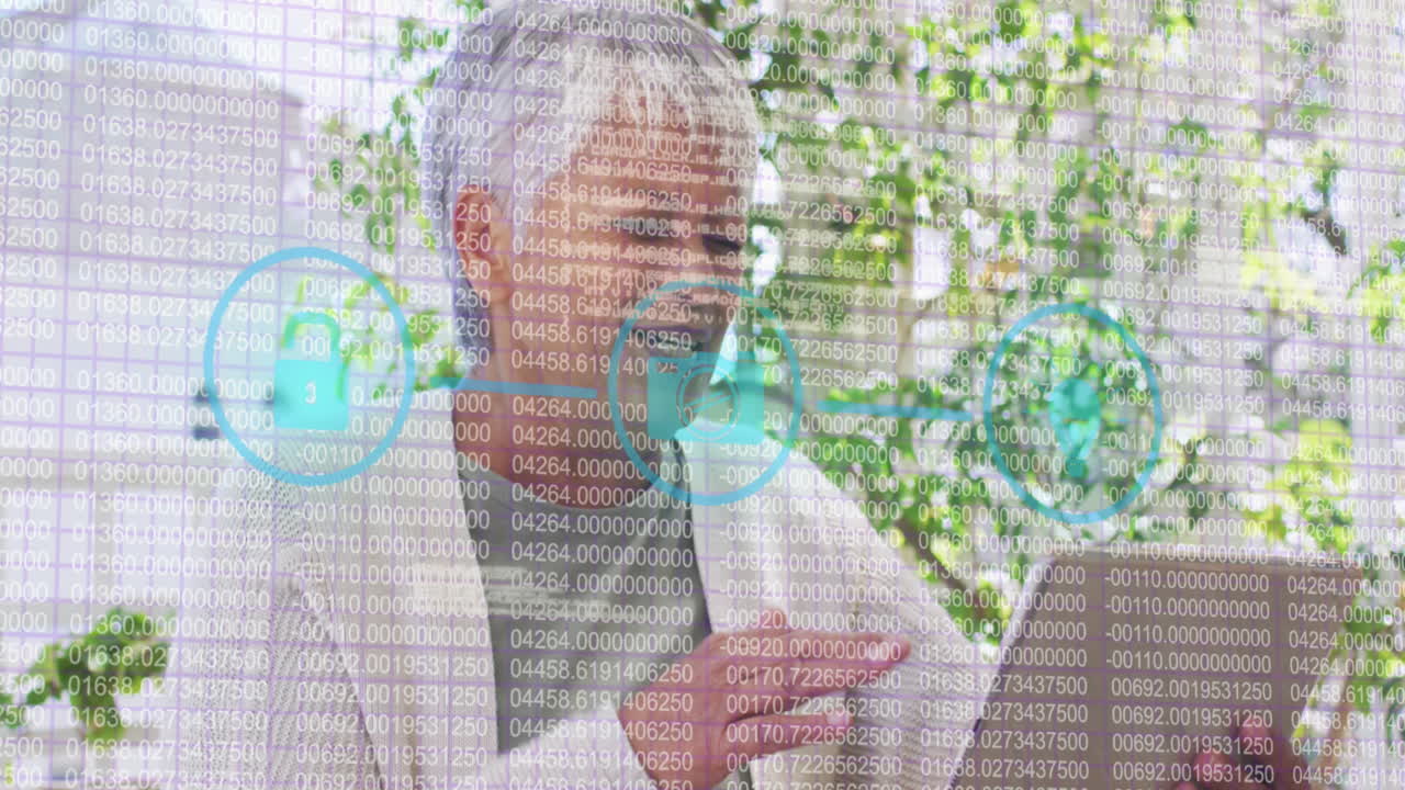 디지털 태블릿에서 비디오 통화를 하는 아프리카계 미국인 고령 여성 위의 디지털 아이콘의 애니메이션