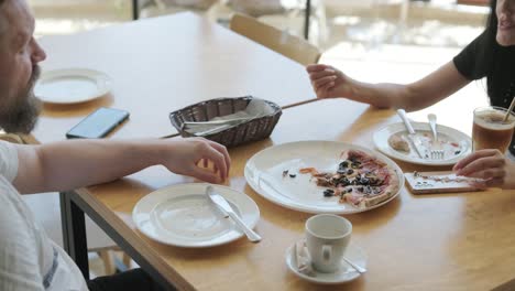 couple eating pizza at a restaurant