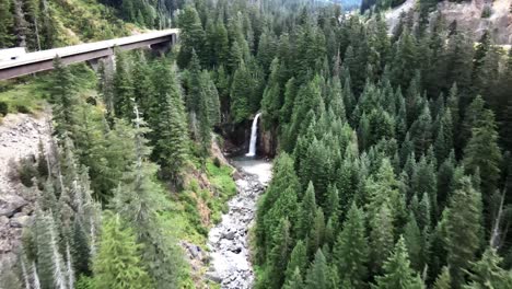 Seguimiento-Sobre-La-Interestatal-90-Y-El-Parque-Estatal-Franklin-Falls,-Revelando-Una-Hermosa-Cascada,-Antena