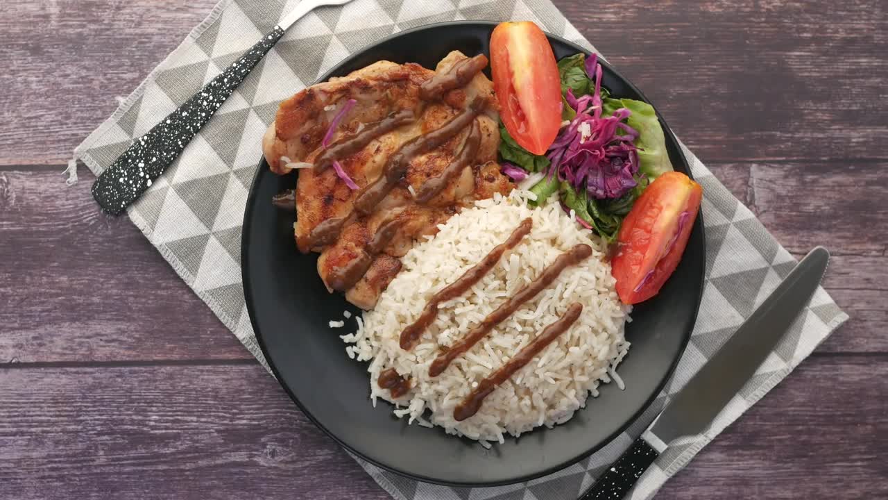 pollo a la parrilla con arroz y verduras