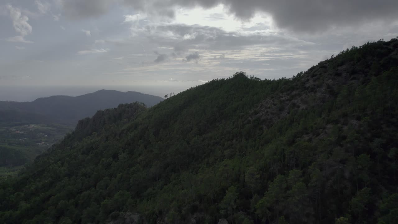 fascinante toma de video volando sobre el puente del paso de bracco en italia y sus alrededores