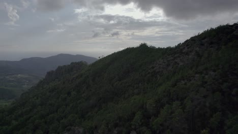 Video-Fascinante-Filmado-Volando-Sobre-El-Puente-Del-Paso-Bracco-En-Italia-Y-Sus-Alrededores