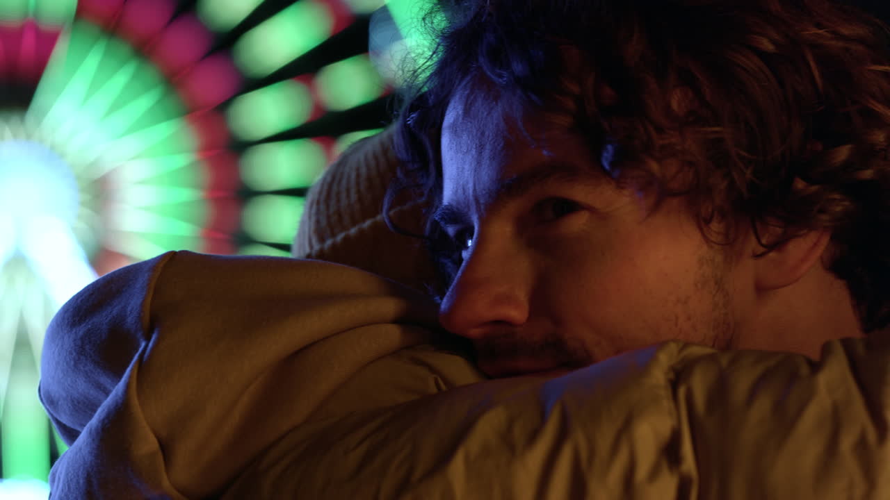 hombre afectuoso disfrutando del tiempo con su novia irreconocible en el centro de la ciudad.