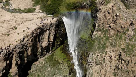 vista aerea de un tiro de grua de la cascada invertida o cascada arcoiris que por la accion del viento genera un arcoiris y el agua que va en contra de su curso