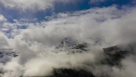 Gebirgswolken-Draufsichtlandschaft.-Schöne-Natur-Norwegen-Naturlandschaft