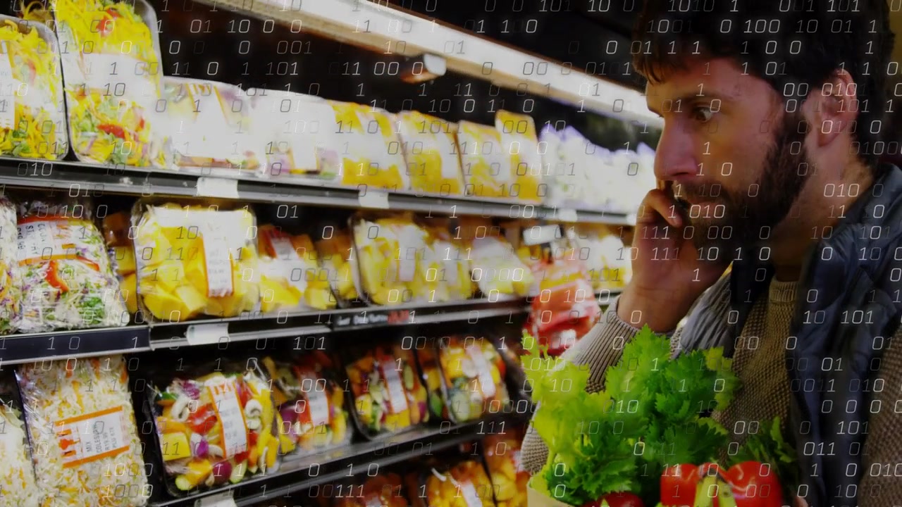 Uomo in un negozio che riceve una chiamata, tiene il telefono, scansiona insalate mentre un'interfaccia digitale lo aiuta nella scelta.