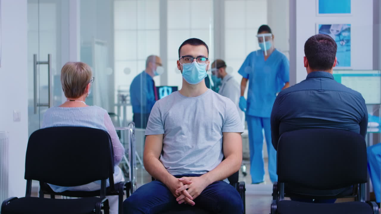 retrato de un joven con una máscara facial