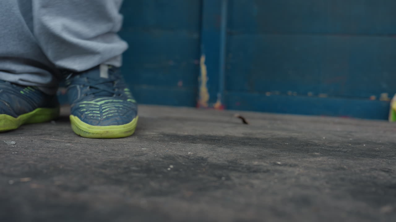 Pie blanco que gira rápidamente sobre una superficie, pie caucásico ágil que pivota con la suela deslizándose en un entorno urbano, pie caucásico de ritmo rápido que gira sobre hormigón con polvo y movimiento enérgico