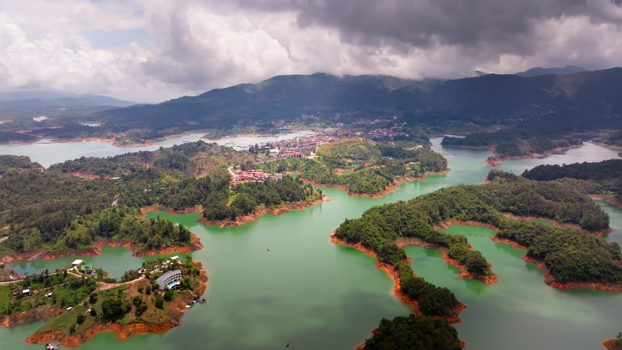Làng Andean Guatape ở Antioquia bên hồ ở Colombia, nhìn từ trên cao.