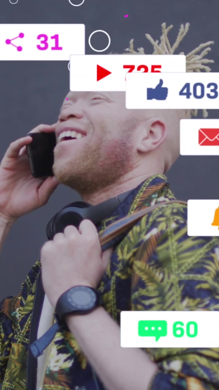 Animação de processamento de dados de redes sociais sobre homem albino usando smartphone.