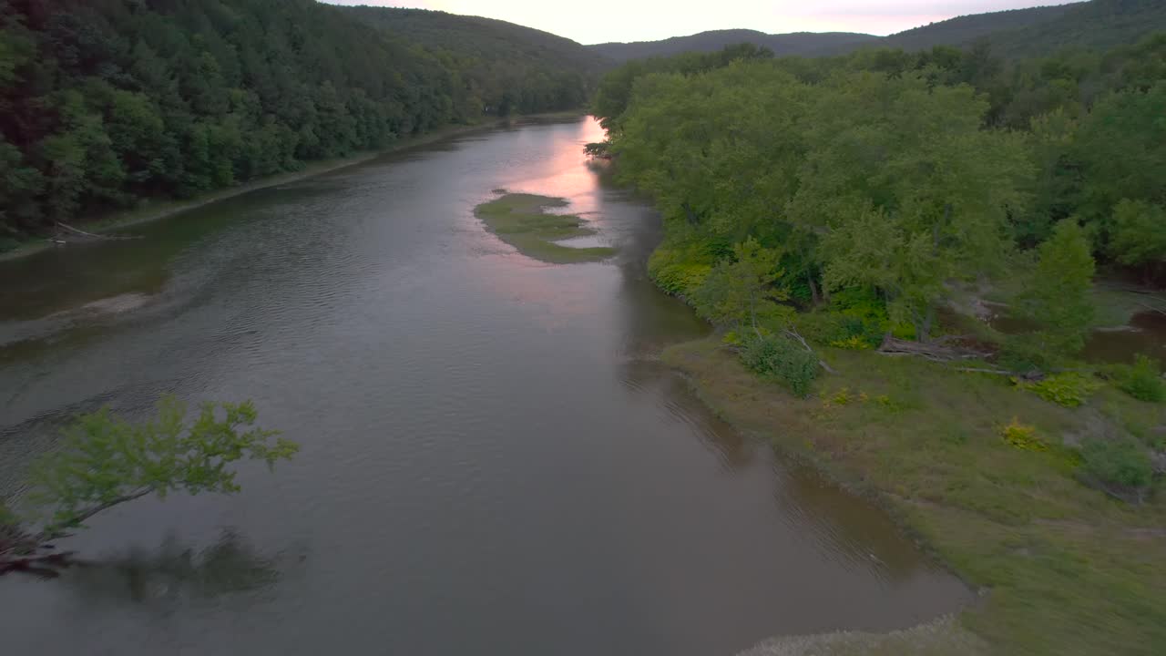 Droneoptagelse af Susquehanna-floden i Pennsylvania.