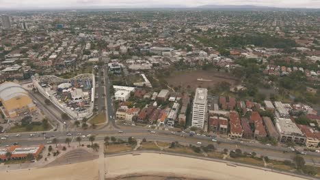 Drohnen-Antennenautos,-Die-Auf-Der-St.-Kilda-Road-In-Melbourne-Am-Sandstrand-Fahren