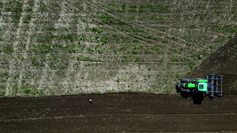 Vista-Aérea-De-Un-Campo-De-Arado-De-Tractor-Agrícola.