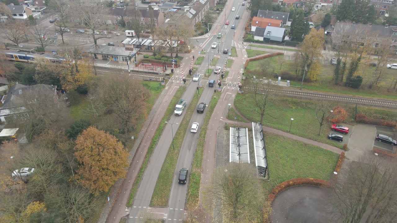 작은 마을에서 도로 위를 운전하는 교통의 공중