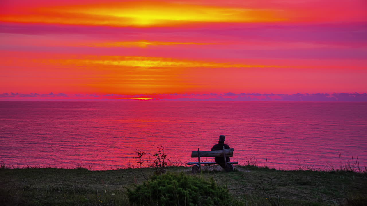 다채로운 태양이 새벽부터 밝은 아침까지 뜨면서 해변의 타임 스