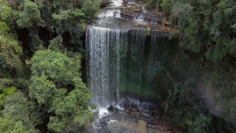 las cataratas cachoeira do pinguirito en catuíra, alfredo wagner - estado de santa catarina, brasil