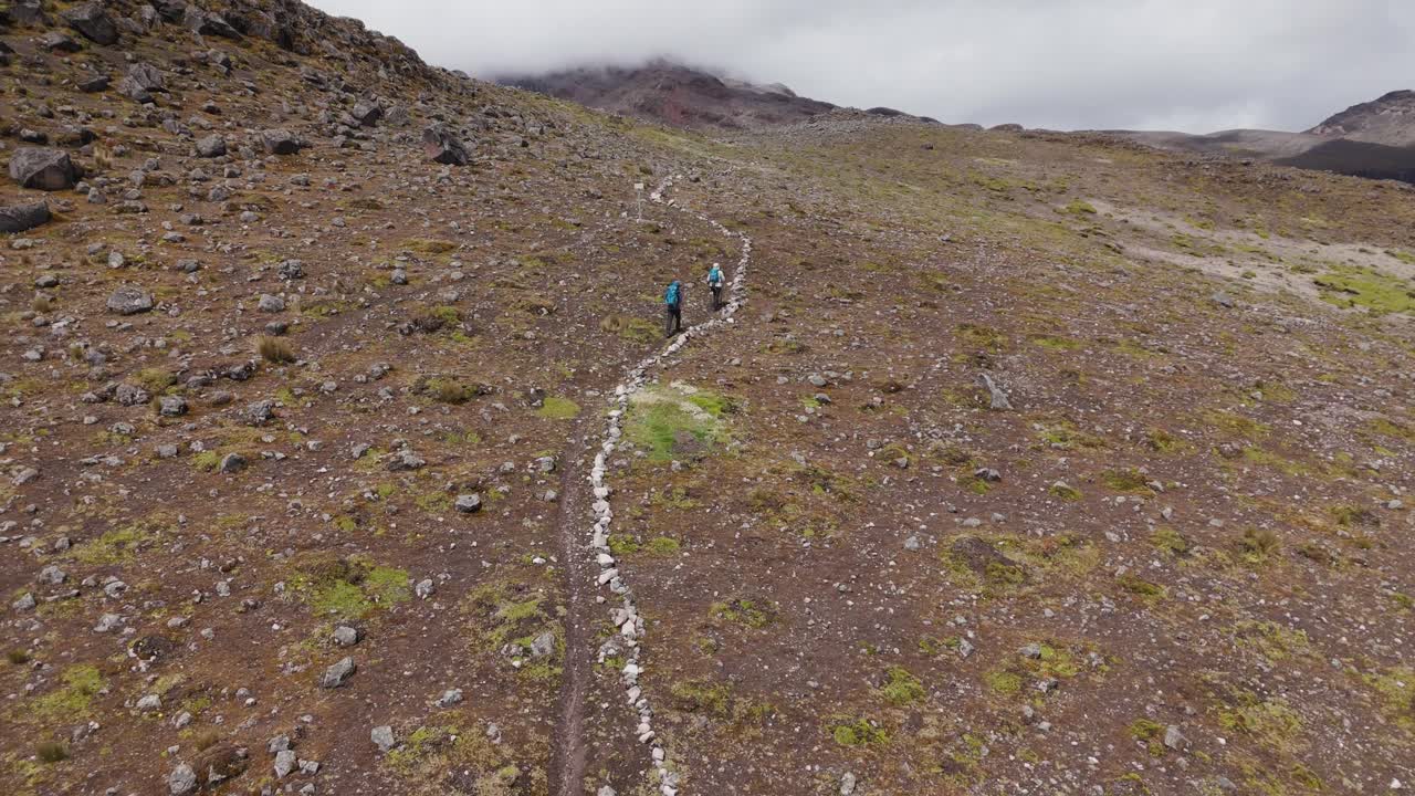 vista aérea de excursionistas en las escarpadas rocas de las montañas de ecuador
