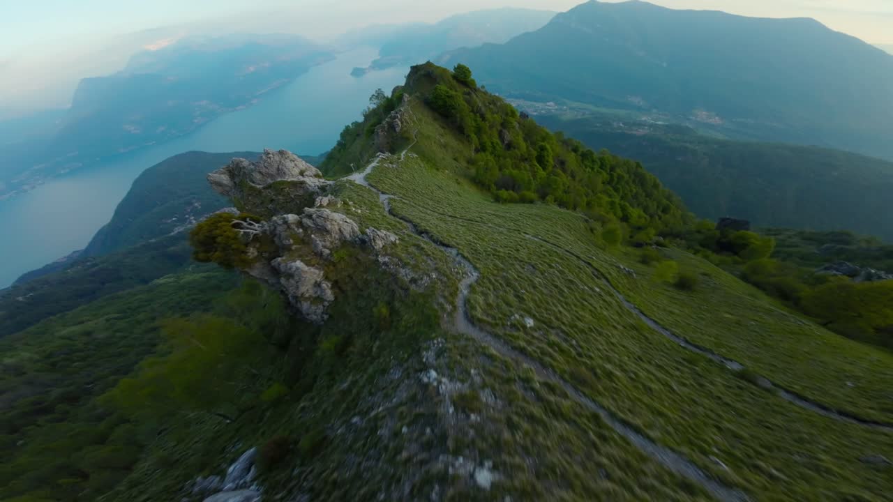 drone volando sobre la cima del monte grona con el lago como en el fondo, italia