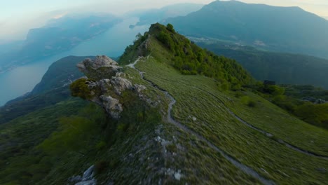 Drohne-Fliegt-über-Den-Gipfel-Des-Grona-Bergs-Mit-Dem-Comer-See-Im-Hintergrund,-Italien