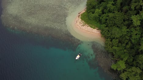 Ein-Weißer-Sandstrand-Auf-Einer-Sehr-Kleinen-Privatinsel-Mitten-Im-Ozean-Mit-üppigem-Und-Grünem-Dschungel