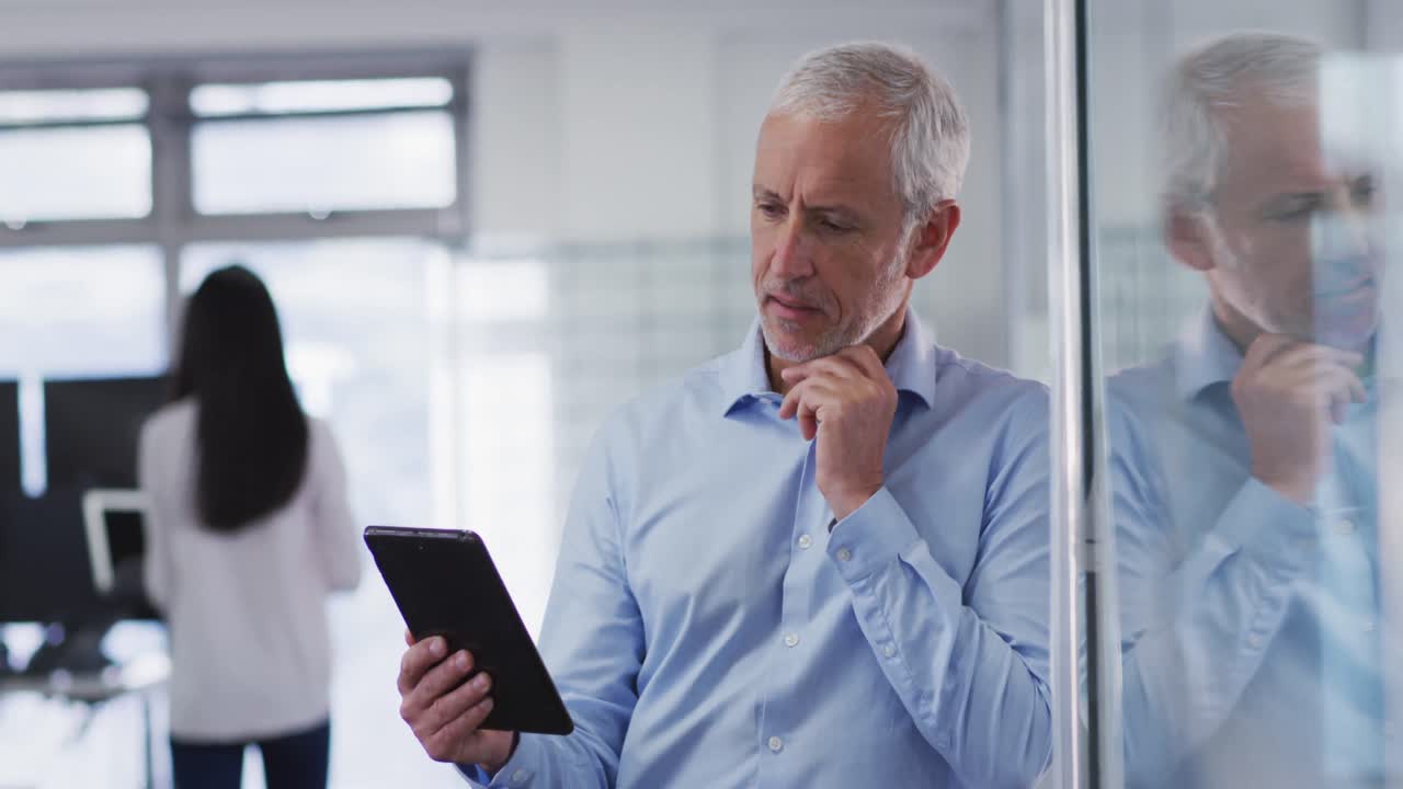 hombre usando una tableta digital en la oficina