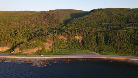 Luftaufnahme-Einer-Küstenstraße-Bei-Sonnenuntergang-In-Gaspésie,-Québec