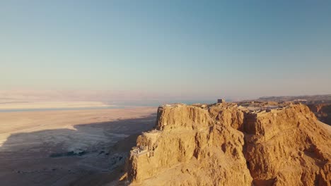 Volando-Alrededor-Del-Acantilado-De-Masada-En-El-Desierto