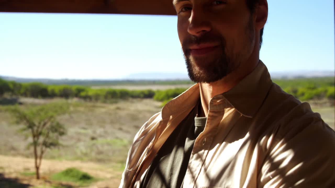 팔을  ⁇ 고 서 있는 미소 짓는 남자 4k