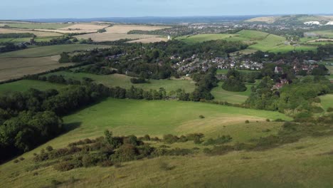 Drohnenaufnahme-Einer-Kleinen-Malerischen-Stadt-Auf-Dem-Land-In-England