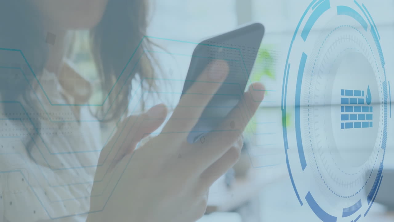 animación de escaneo de alcance sobre mujer de negocios biracial usando teléfono inteligente en la oficina