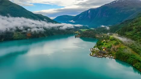 Schöne-Natur-Norwegen-Naturlandschaft-Lovatnet-See-über-Den-Wolken-Fliegen.