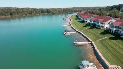 Empuje-Hacia-Adelante-Sobre-Condominios-Con-Techo-Rojo-En-Grand-Rapids