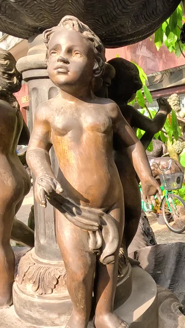 Statue di bronzo esposte in un negozio di Bangkok