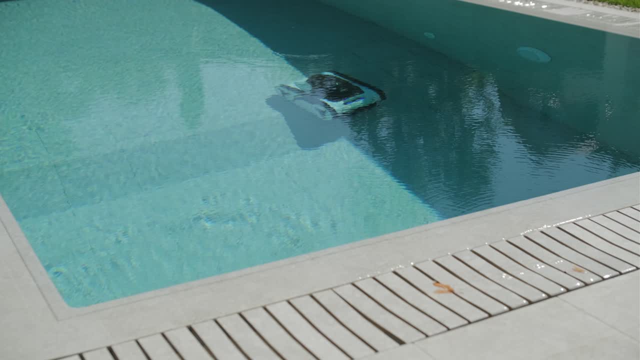 Svømmebassin med en robotpoolrenser