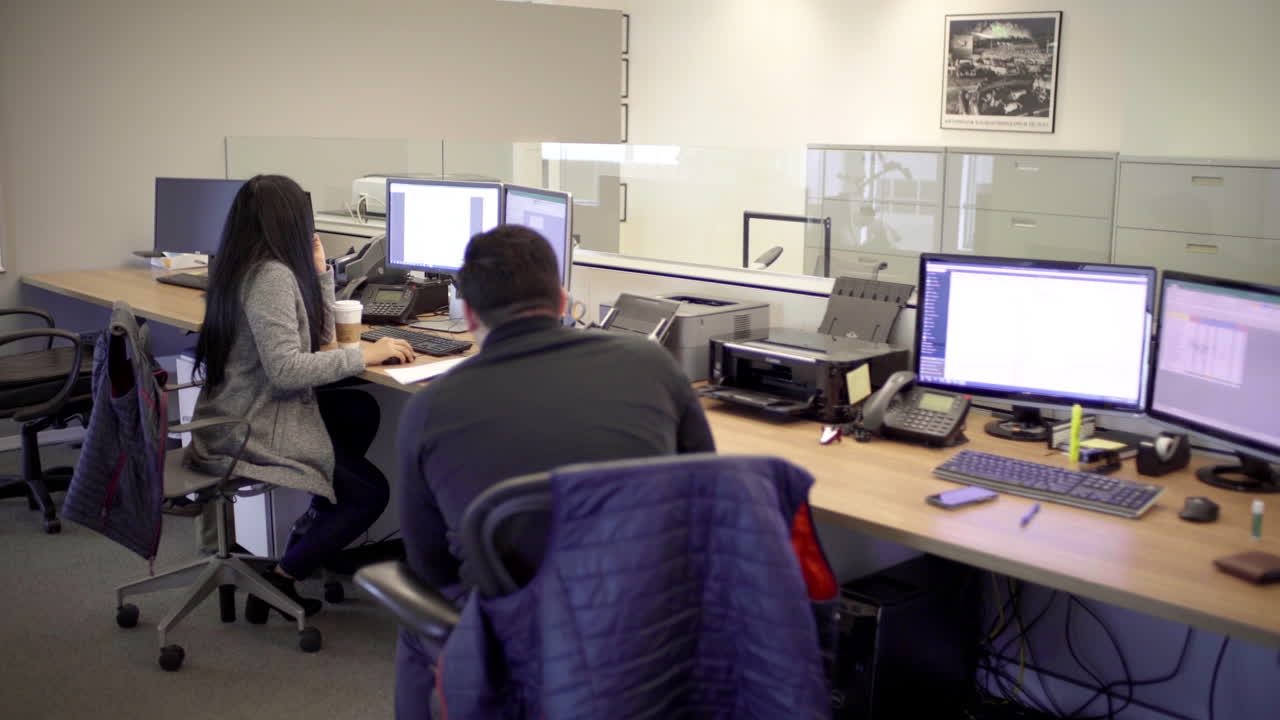 personas que trabajan en una oficina