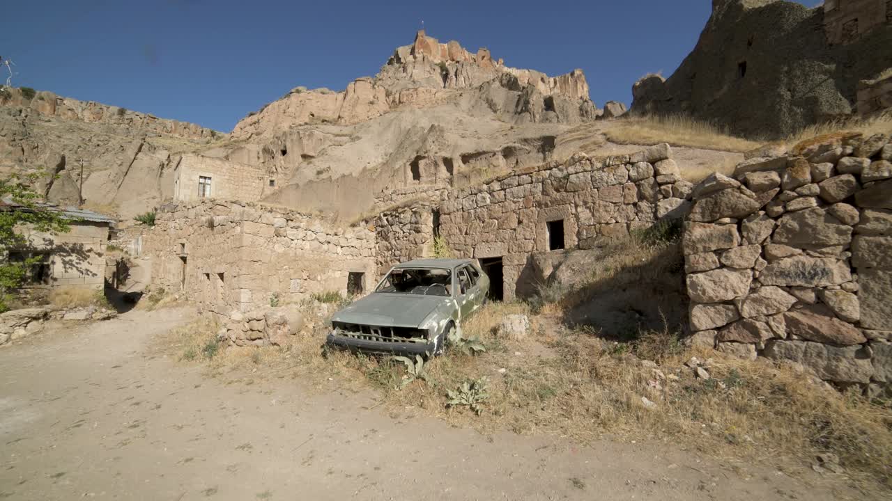 un barrio en ruinas abandonado después de una guerra