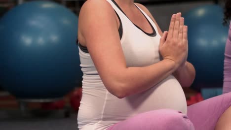 Schwangere-Frauen-Machen-Yoga-Posen