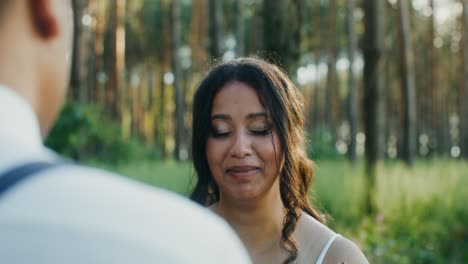 pareja en el bosque