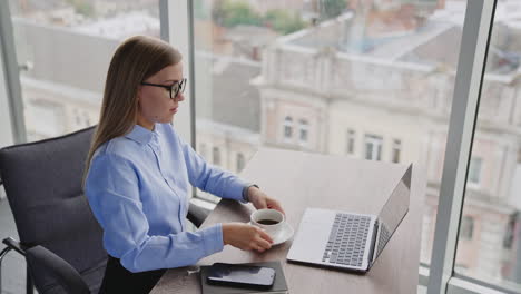 mujer de negocios que trabaja en una oficina moderna